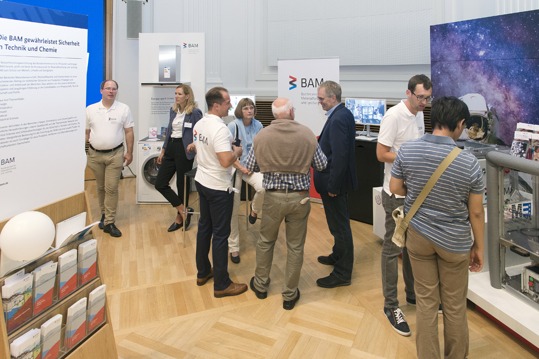 BAM-Stand zum Tag der offenen Tür der Bundesregierung im BMWi BAM-Stand zum Tag der offenen Tür der Bundesregierung im BMWi