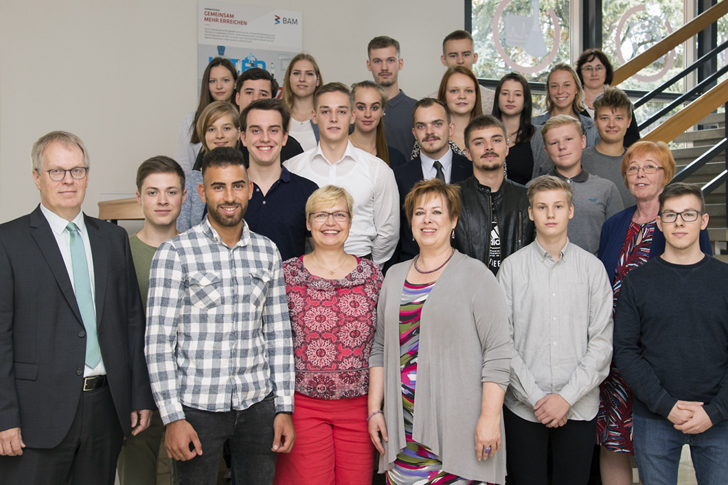 Gruppenbild mit BAM-Präsident Ulrich Panne und den neuen Auszubildenden