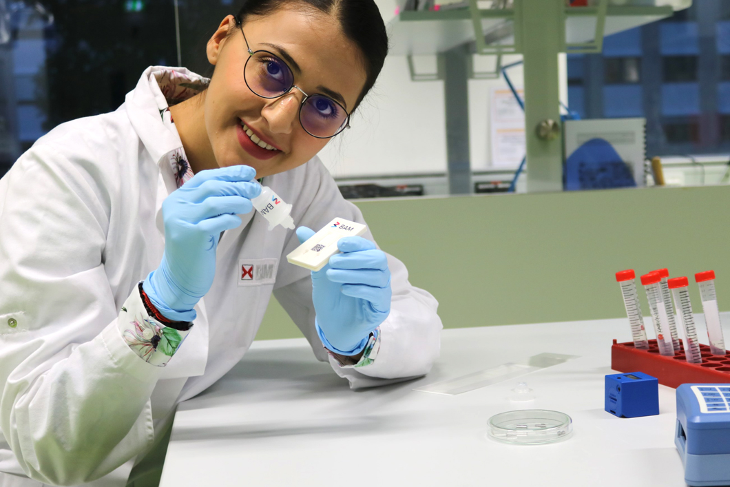 BAM-Doktorandin Anna Raysyan mit einem Schnelltest BAM-Doktorandin Anna Raysyan mit einem Schnelltest