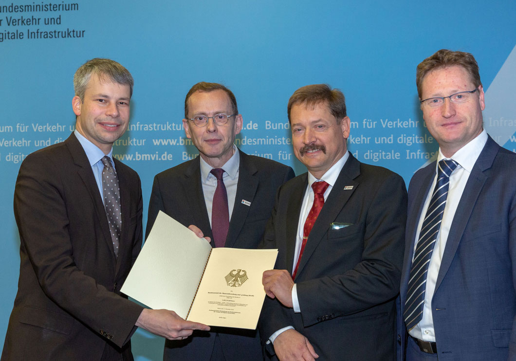 Parlamentarischer Staatssekretär Steffen Bilger vom BMVI (links) bei der Übergabe des Förderbescheids an Dr. Thomas Goedecke (2.v.l.) und Dr. Georg Mair (3.v.l.) von der BAM. Rechts: Dr. Klaus Bonhoff von der NOW GmbH Parlamentarischer Staatssekretär Steffen Bilger vom BMVI (links) bei der Übergabe des Förderbescheids an Dr. Thomas Goedecke (2.v.l.) und Dr. Georg Mair (3.v.l.) von der BAM. Rechts: Dr. Klaus Bonhoff von der NOW GmbH