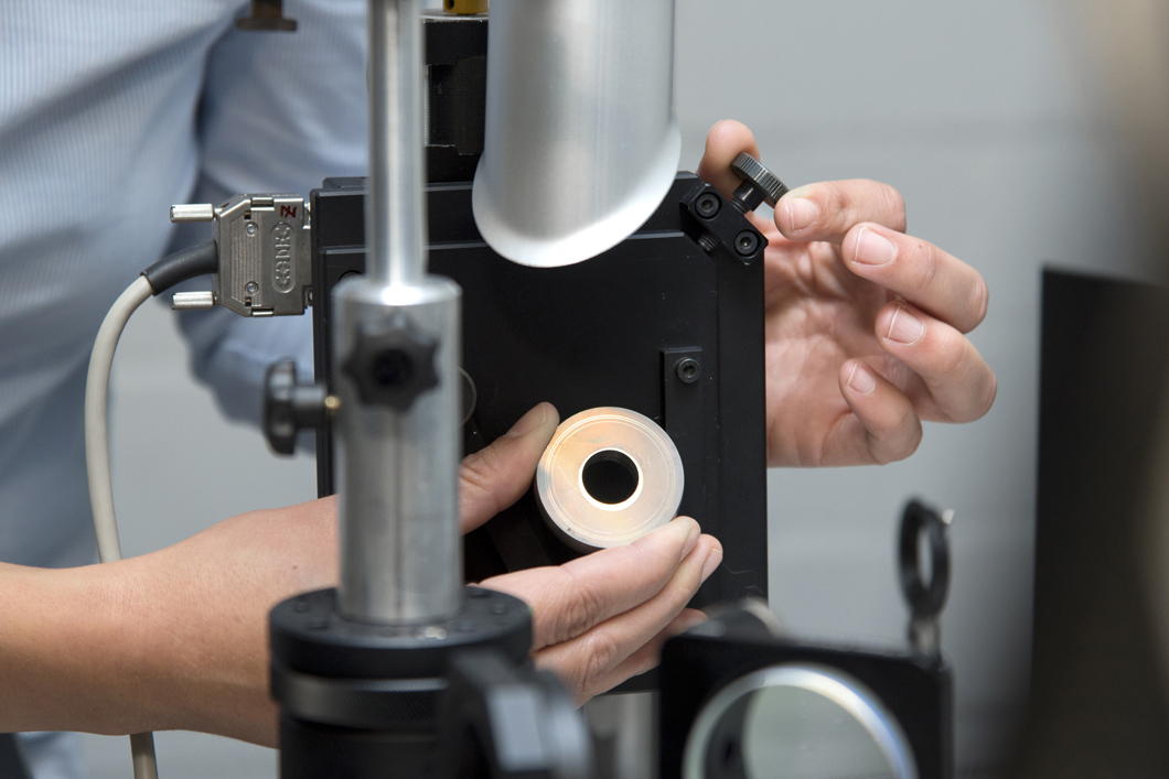 Metallprobe mit Nanostrukturen (LIPSS) vor Femtosekunden-Laser-Bearbeitungsstation Metallprobe mit Nanostrukturen (LIPSS) vor Femtosekunden-Laser-Bearbeitungsstation
