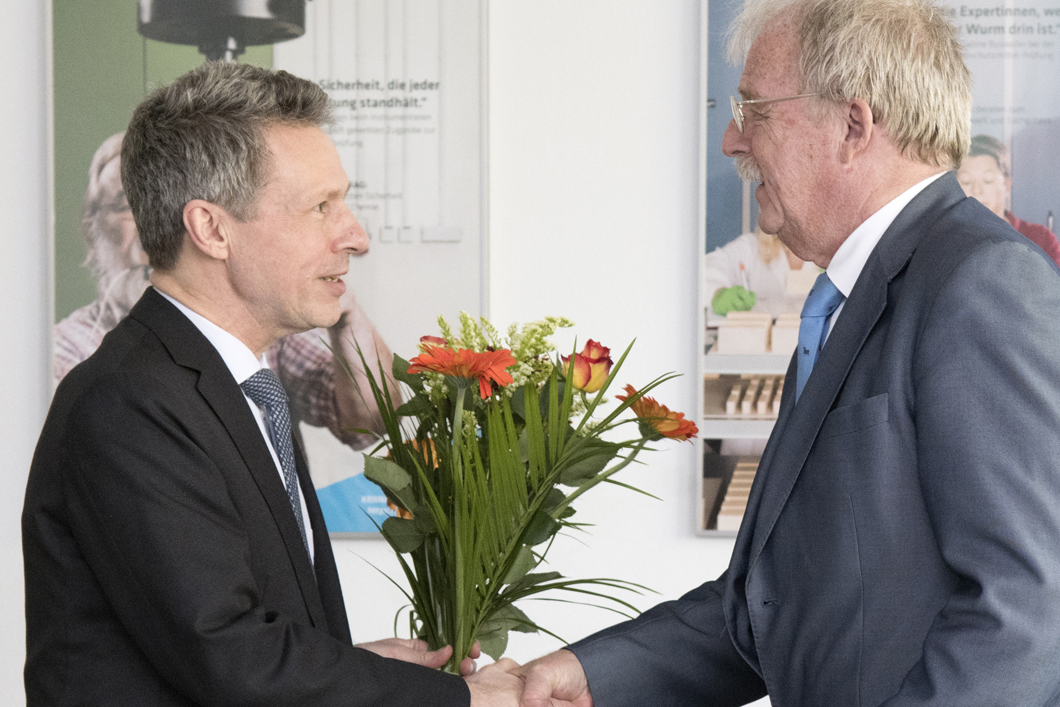 „Staffelübergabe“ des bisherigen Vorstandsvorsitzenden Prof. Dr. Kurt Ziegler an Dr. Michael Nitsche. „Staffelübergabe“ des bisherigen Vorstandsvorsitzenden Prof. Dr. Kurt Ziegler an Dr. Michael Nitsche.