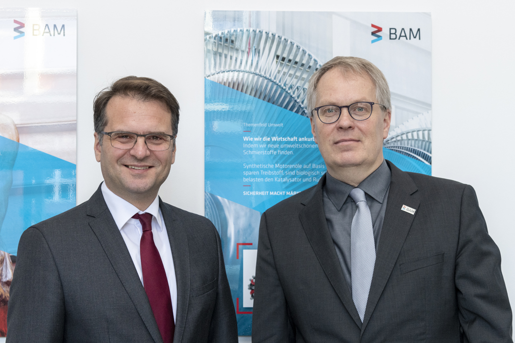 BMWi-Staatssekretär Andreas Feicht und BAM-Präsident Prof. Dr. Ulrich Panne BMWi-Staatssekretär Andreas Feicht und BAM-Präsident Prof. Dr. Ulrich Panne
