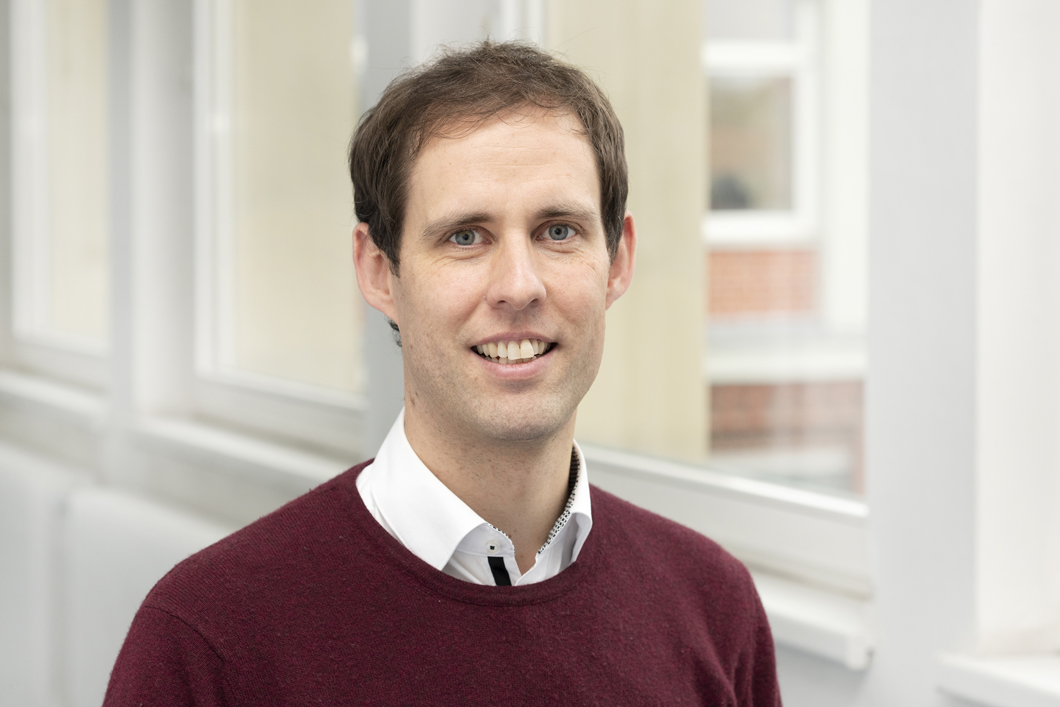 Prof. Dr. Stefan Kowarik an der Bundesanstalt für Materialforschung und -prüfung (BAM) Prof. Dr. Stefan Kowarik an der Bundesanstalt für Materialforschung und -prüfung (BAM)