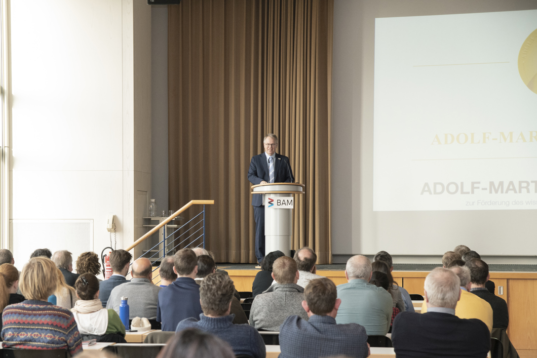 Verleihung des Adolf-Martens-Preises durch BAM-Präsident Prof. Dr. Ulrich Panne Verleihung des Adolf-Martens-Preises durch BAM-Präsident Prof. Dr. Ulrich Panne