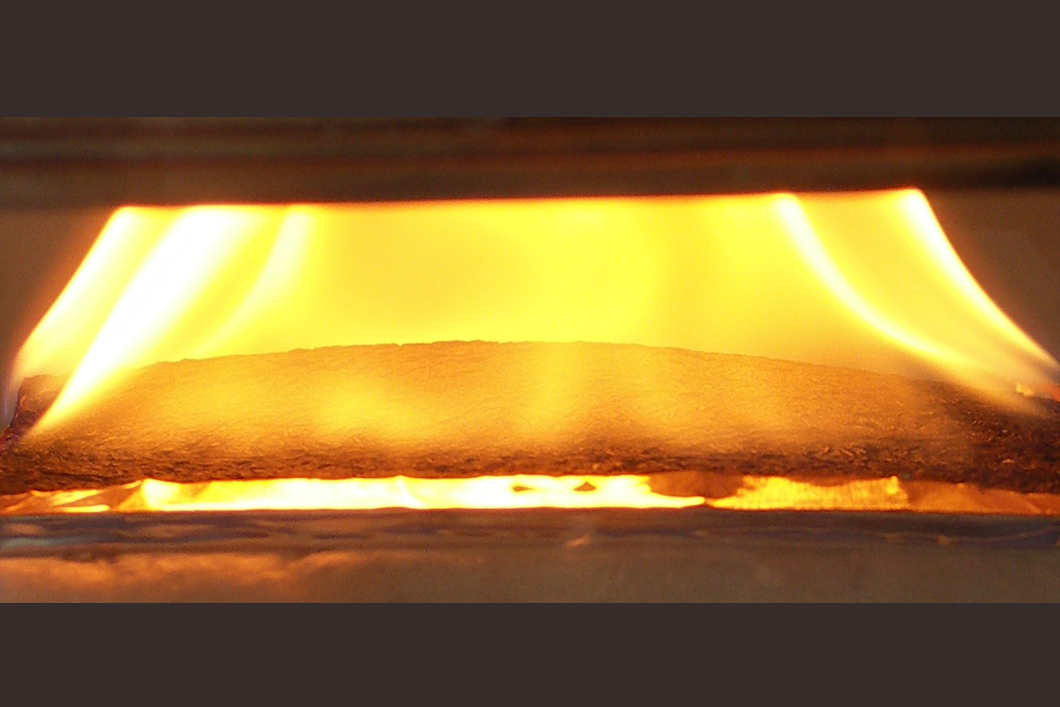 Polymere brennen, indem sie sich zersetzen und die Flamme mit Brennstoff versorgen. Wechselwirkungen während dieser Pyrolyse bestimmen daher das Brandverhalten und den Flammschutz Polymere brennen, indem sie sich zersetzen und die Flamme mit Brennstoff versorgen. Wechselwirkungen während dieser Pyrolyse bestimmen daher das Brandverhalten und den Flammschutz