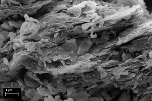 Rasterelektronenmikroskopische Aufnahme eines calcinierten Ziegeltons mit den typischen Aggregaten plattiger (dehydroxylierter) Tonpartike Rasterelektronenmikroskopische Aufnahme eines calcinierten Ziegeltons mit den typischen Aggregaten plattiger (dehydroxylierter) Tonpartike