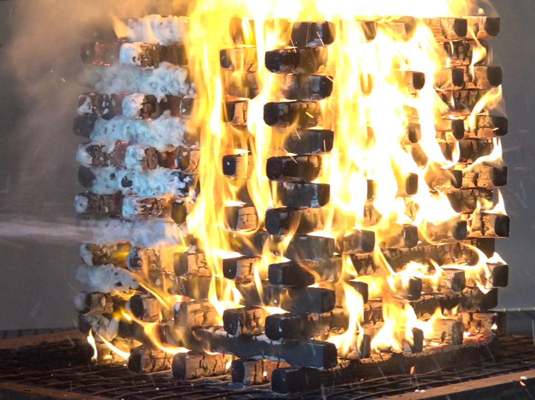 Druckluftschaum löscht einen Holzkrippenbrand Druckluftschaum löscht einen Holzkrippenbrand