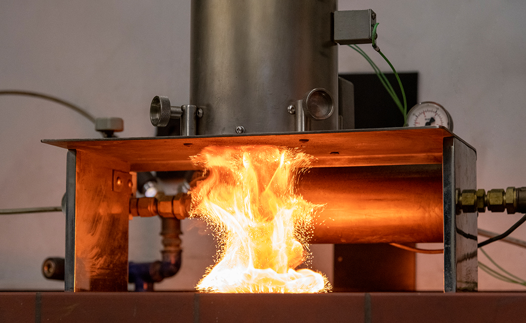 Zur Bestimmung der Mindestzündtemperatur wird ein Staub/Gas/Luft-Gemisch in eine erhitzte Zündapparatur eingeblasen. Eine Flammenausbildung zeigt die erfolgte Zündung Zur Bestimmung der Mindestzündtemperatur wird ein Staub/Gas/Luft-Gemisch in eine erhitzte Zündapparatur eingeblasen. Eine Flammenausbildung zeigt die erfolgte Zündung