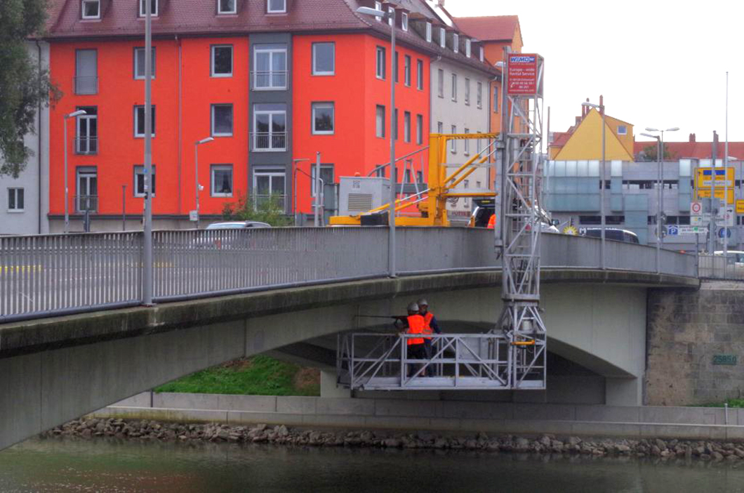 Montage von Ultraschallsensoren in einer Spannbetonbrücke aus den 1950er Jahren Montage von Ultraschallsensoren in einer Spannbetonbrücke aus den 1950er Jahren