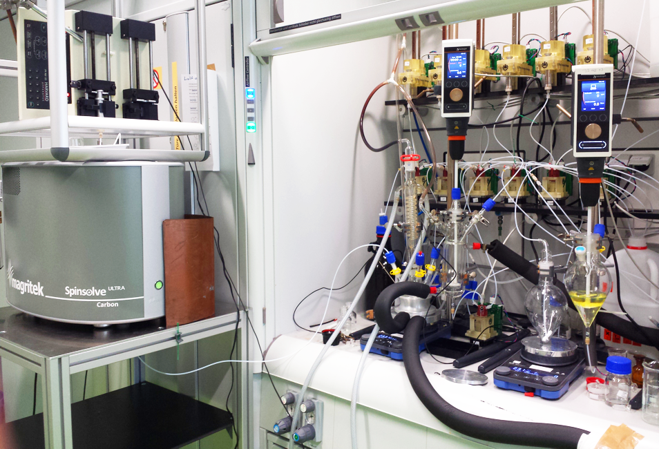 Messaufbau: ‚Chemputer‘ und Analytikmodul mit Benchtop NMR Messaufbau: ‚Chemputer‘ und Analytikmodul mit Benchtop NMR