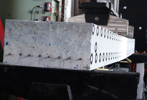 Stahlbetonbalken im Biegeversuch  Stahlbetonbalken im Biegeversuch