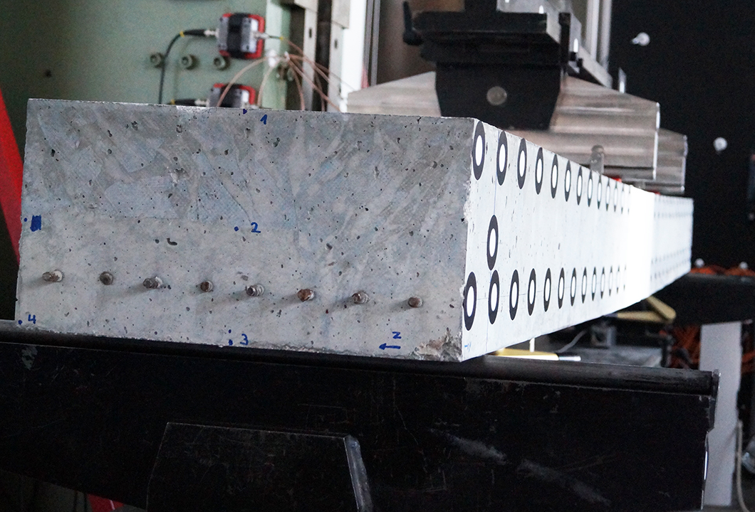 Stahlbetonbalken im Biegeversuch  Stahlbetonbalken im Biegeversuch