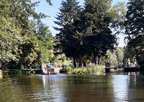 Hausboot auf dem Finowkanal Hausboot auf dem Finowkanal