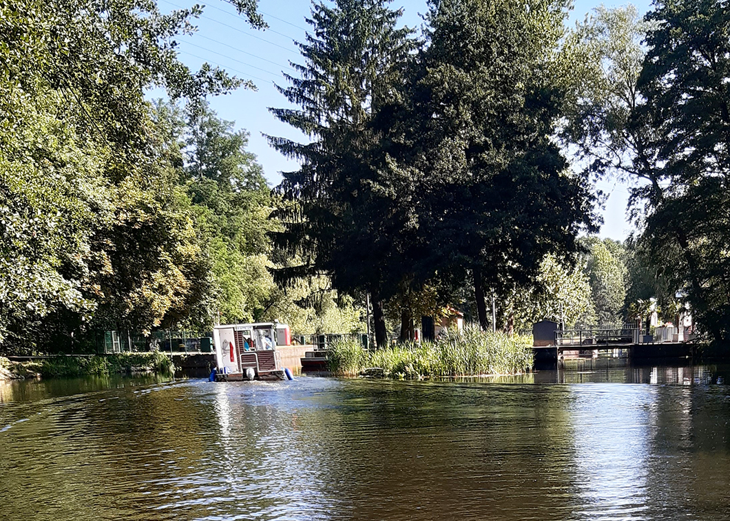 Hausboot auf dem Finowkanal Hausboot auf dem Finowkanal