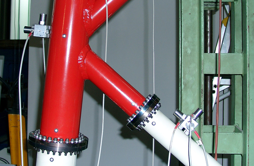 Progressive Schädigung eines Stahlrahmens am geschraubten Knotendetail  Progressive Schädigung eines Stahlrahmens am geschraubten Knotendetail