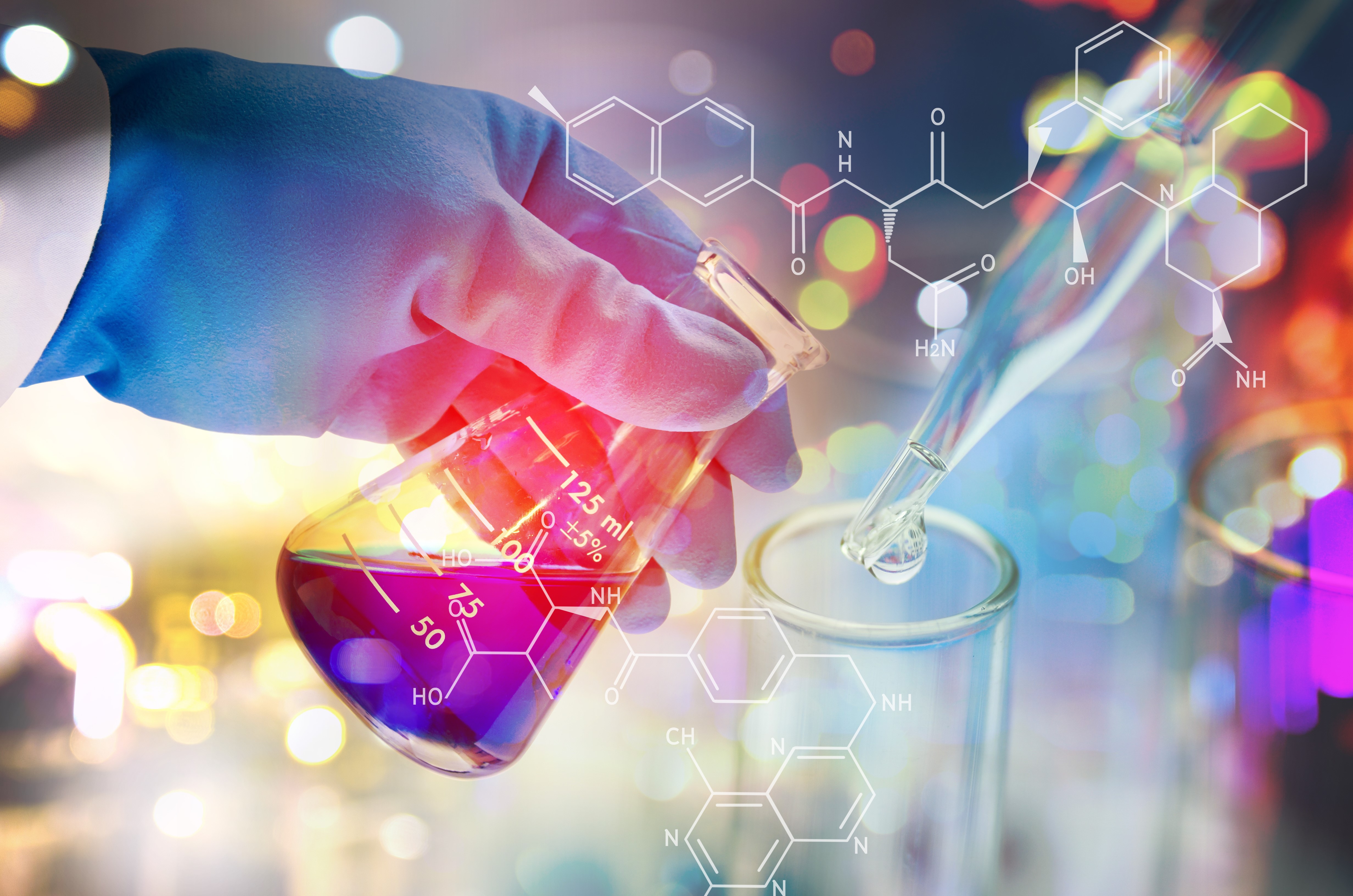 Hände mit Handschuhen halten ein Laborglas, das eine Flüssigkeit enthält. Eine Flüssigkeit wird mit einer Pipette in ein Laborglas getropft. Hände mit Handschuhen halten ein Laborglas, das eine Flüssigkeit enthält. Eine Flüssigkeit wird mit einer Pipette in ein Laborglas getropft.