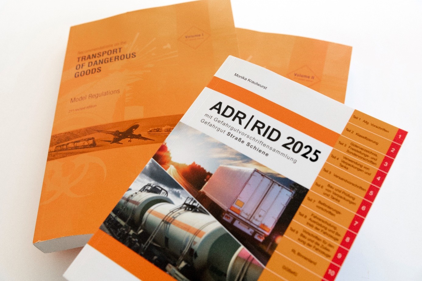 Die UN-Modellvorschriften für den Gefahrguttransport und das ADR/RID sind wichtige Regelwerke für den sicheren Transport gefährlicher Güter. Die UN-Modellvorschriften für den Gefahrguttransport und das ADR/RID sind wichtige Regelwerke für den sicheren Transport gefährlicher Güter.