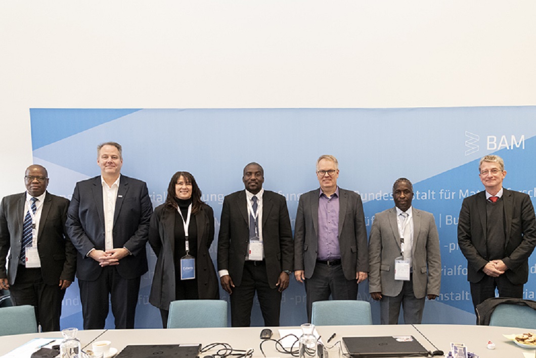 Mitarbeiter*innen der BAM und der Universität von Namibia vor einem BAM-Transparent Mitarbeiter*innen der BAM und der Universität von Namibia vor einem BAM-Transparent