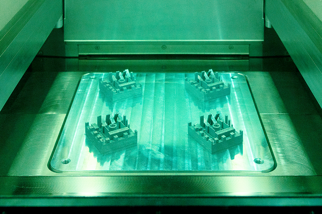 Ansicht der Bauplatte in der Baukammer einer Anlage zum 3D-Druck Ansicht der Bauplatte in der Baukammer einer Anlage zum 3D-Druck