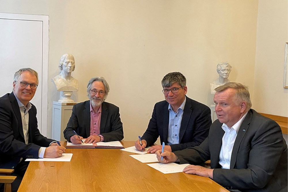 V. l. n. r.: Prof. Dr. U. Panne (BAM), Prof. Dr. Ch. Schneider, Vizepräsident für Forschung (HU), Prof. Dr. B. Rech, wissenschaftlicher Geschäftsführer HZB, u. Th. Frederking, kaufmännischer Geschäftsführer HZB. V. l. n. r.: Prof. Dr. U. Panne (BAM), Prof. Dr. Ch. Schneider, Vizepräsident für Forschung (HU), Prof. Dr. B. Rech, wissenschaftlicher Geschäftsführer HZB, u. Th. Frederking, kaufmännischer Geschäftsführer HZB.