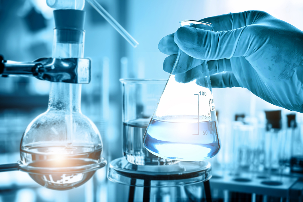 Hand des Wissenschaftlers hält Kolben mit Laborglas in chemischen Labor Hintergrund Hand des Wissenschaftlers hält Kolben mit Laborglas in chemischen Labor Hintergrund