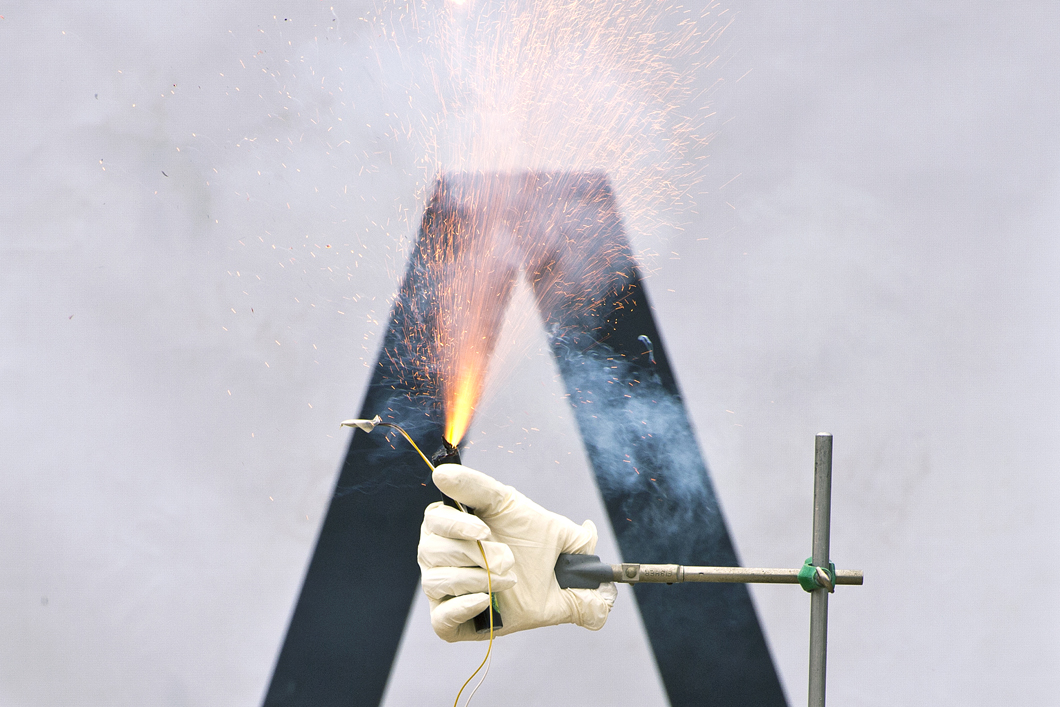 Verwenden Sie unter keinen Umständen illegale Feuerwerkskörper. Diese enthalten oft nicht nur Schwarzpulver, sondern sind mit einem viel stärker reagierenden Blitzknallsatz gefüllt. Verwenden Sie unter keinen Umständen illegale Feuerwerkskörper. Diese enthalten oft nicht nur Schwarzpulver, sondern sind mit einem viel stärker reagierenden Blitzknallsatz gefüllt.