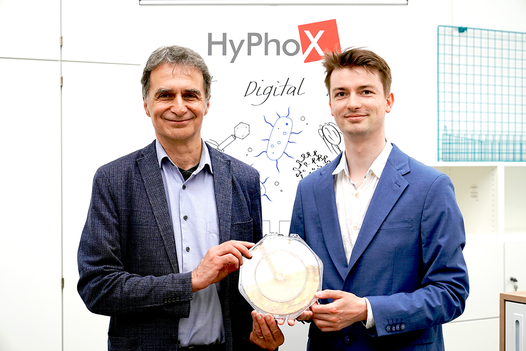 HyPhoX-Gründer Dr. Martin Paul (rechts) und der wissenschaftliche Berater der Ausgründung, Dr. Michael G. Weller von der BAM (links) präsentieren einen neuen Wafer für die Biosensor-Entwicklung. HyPhoX-Gründer Dr. Martin Paul (rechts) und der wissenschaftliche Berater der Ausgründung, Dr. Michael G. Weller von der BAM (links) präsentieren einen neuen Wafer für die Biosensor-Entwicklung.