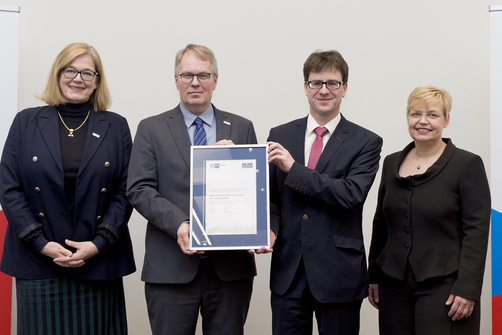 Übergabe der Rezertifizierungs-Urkunde für exzellente Ausbildung an der BAM Übergabe der Rezertifizierungs-Urkunde für exzellente Ausbildung an der BAM