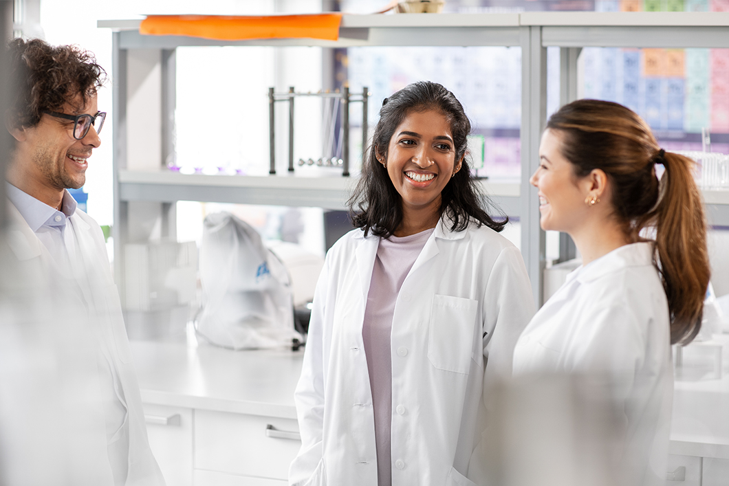 Internationale Wissenschaftlerinnen und Wissenschaftler in einem Labor Internationale Wissenschaftlerinnen und Wissenschaftler in einem Labor