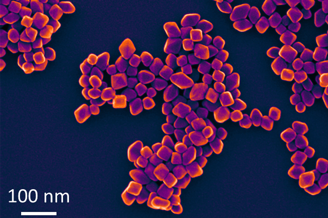 Titandioxid Nanopartikel unter dem Elektronenmikroskop. Neue standardisierte Messmethoden sollen einen sicheren Umgang mit diesen Materialien gewährleisten. Titandioxid Nanopartikel unter dem Elektronenmikroskop. Neue standardisierte Messmethoden sollen einen sicheren Umgang mit diesen Materialien gewährleisten.