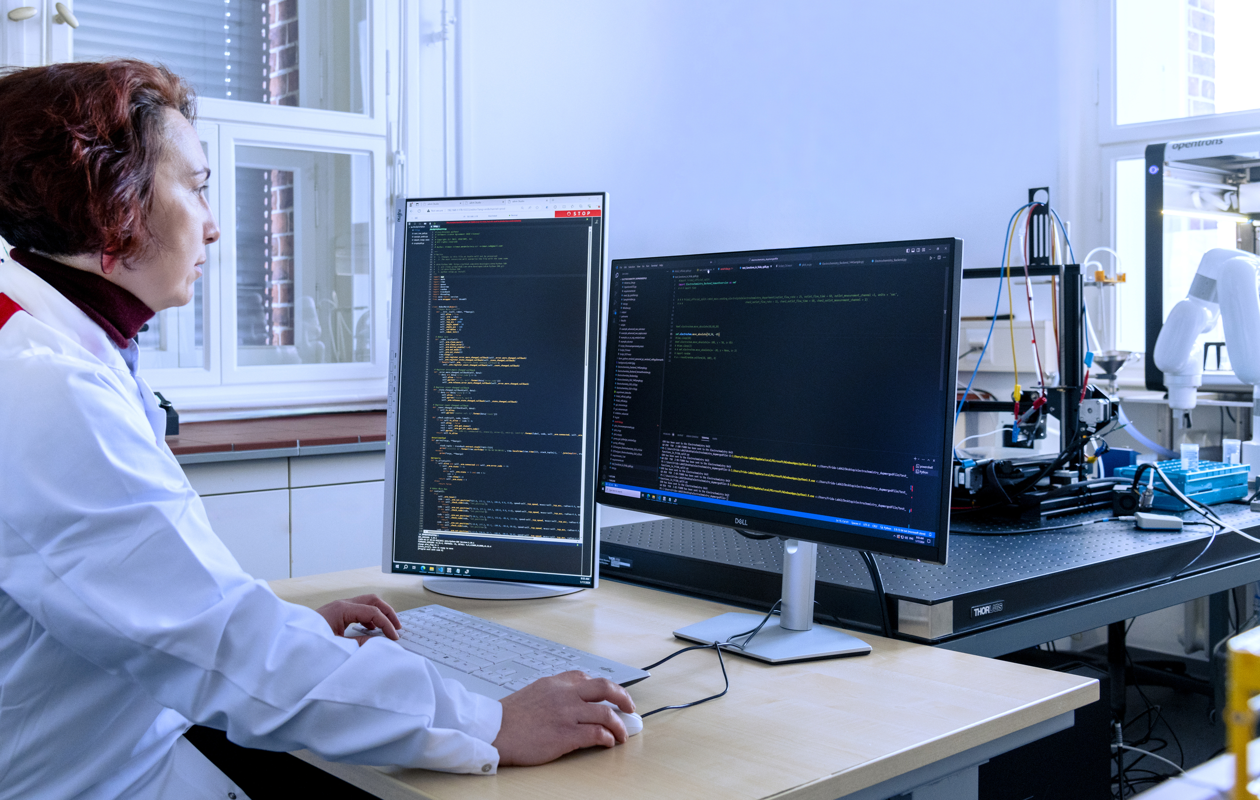 Wissenschaftlerin am Computer im Labor Wissenschaftlerin am Computer im Labor