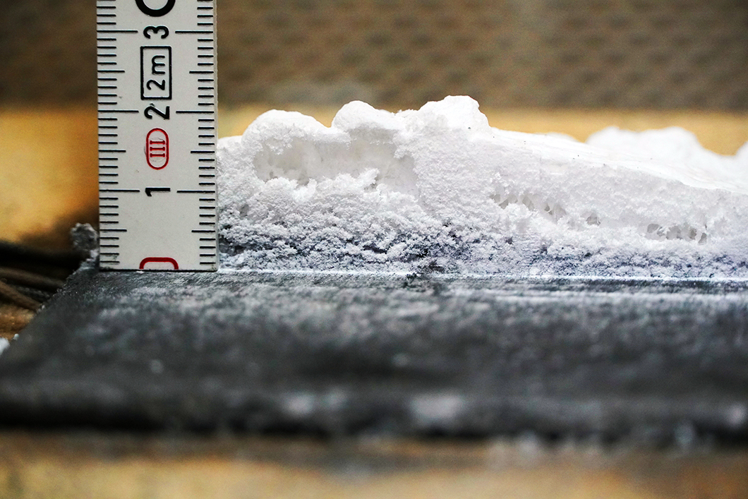 Aufgeschäumtes, weißes Material mit Zollstock als Maßstab Aufgeschäumtes, weißes Material mit Zollstock als Maßstab