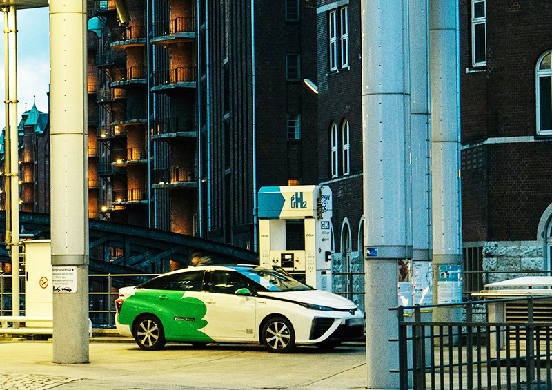 Wasserstofftankstelle mit Auto Wasserstofftankstelle mit Auto