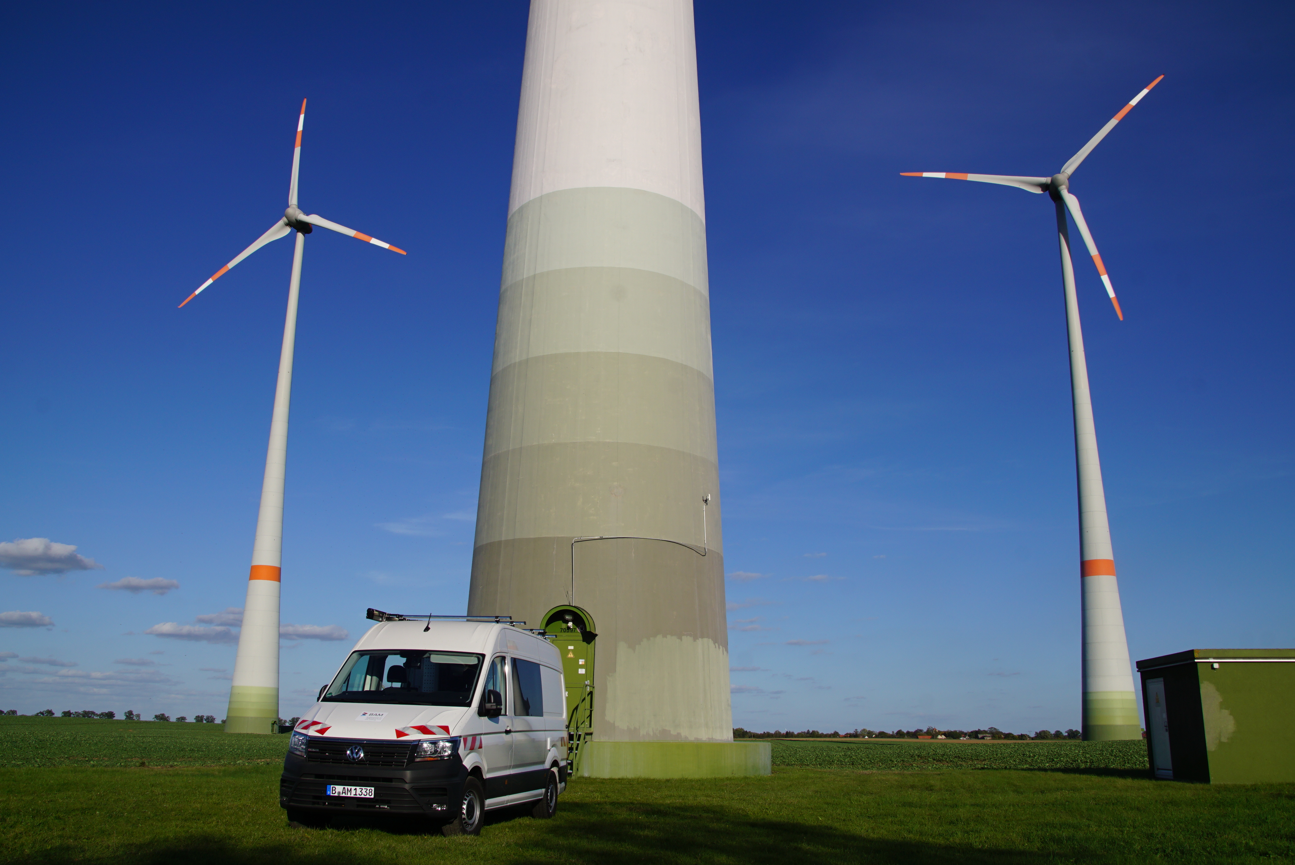 Zwei Windkraftanlagen und der Sockel einer weiteren Windkraftanlage Zwei Windkraftanlagen und der Sockel einer weiteren Windkraftanlage
