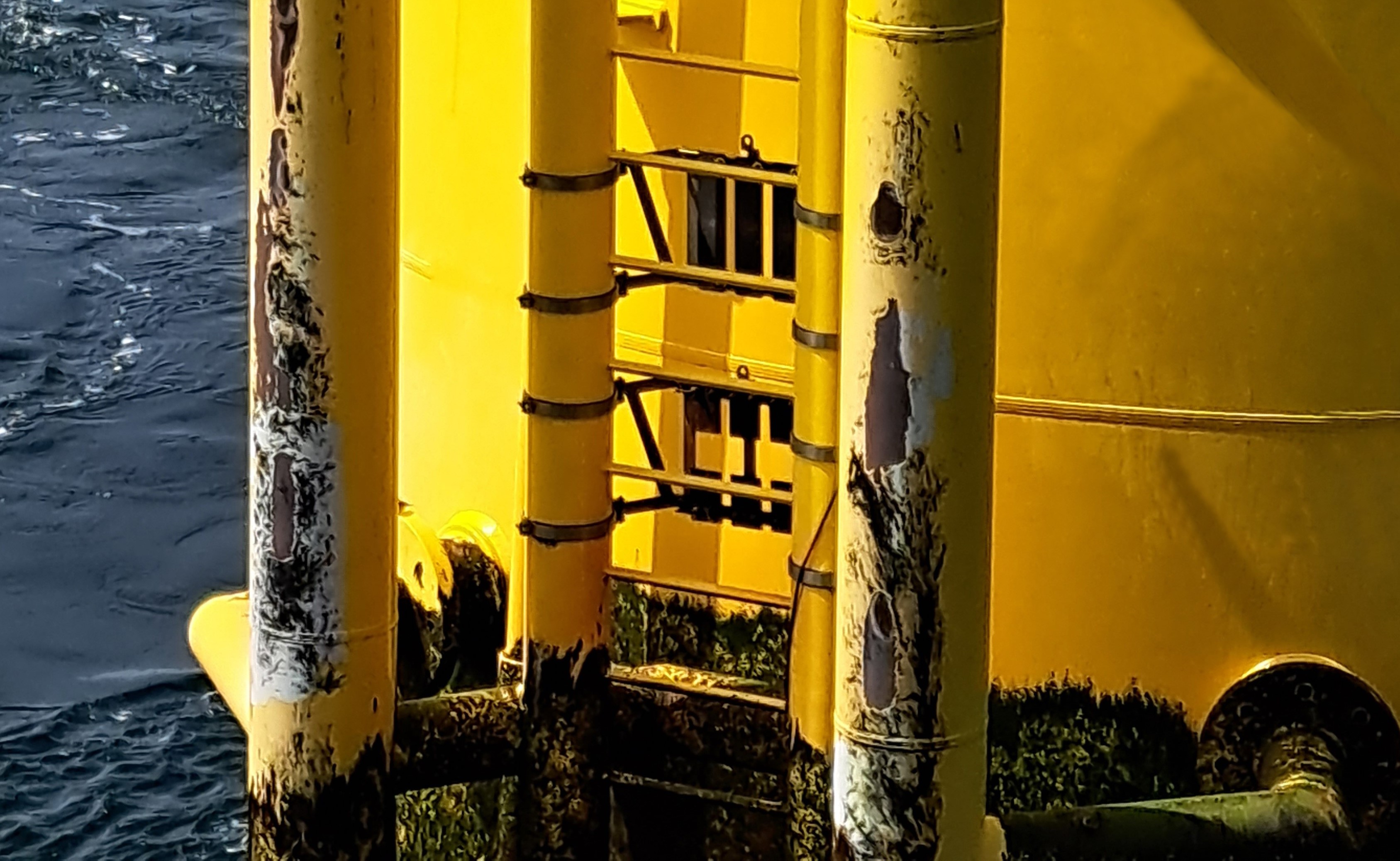 Im Meerwasser stehender, rostender Sockel einer Offshore-Windenergieanlage Im Meerwasser stehender, rostender Sockel einer Offshore-Windenergieanlage