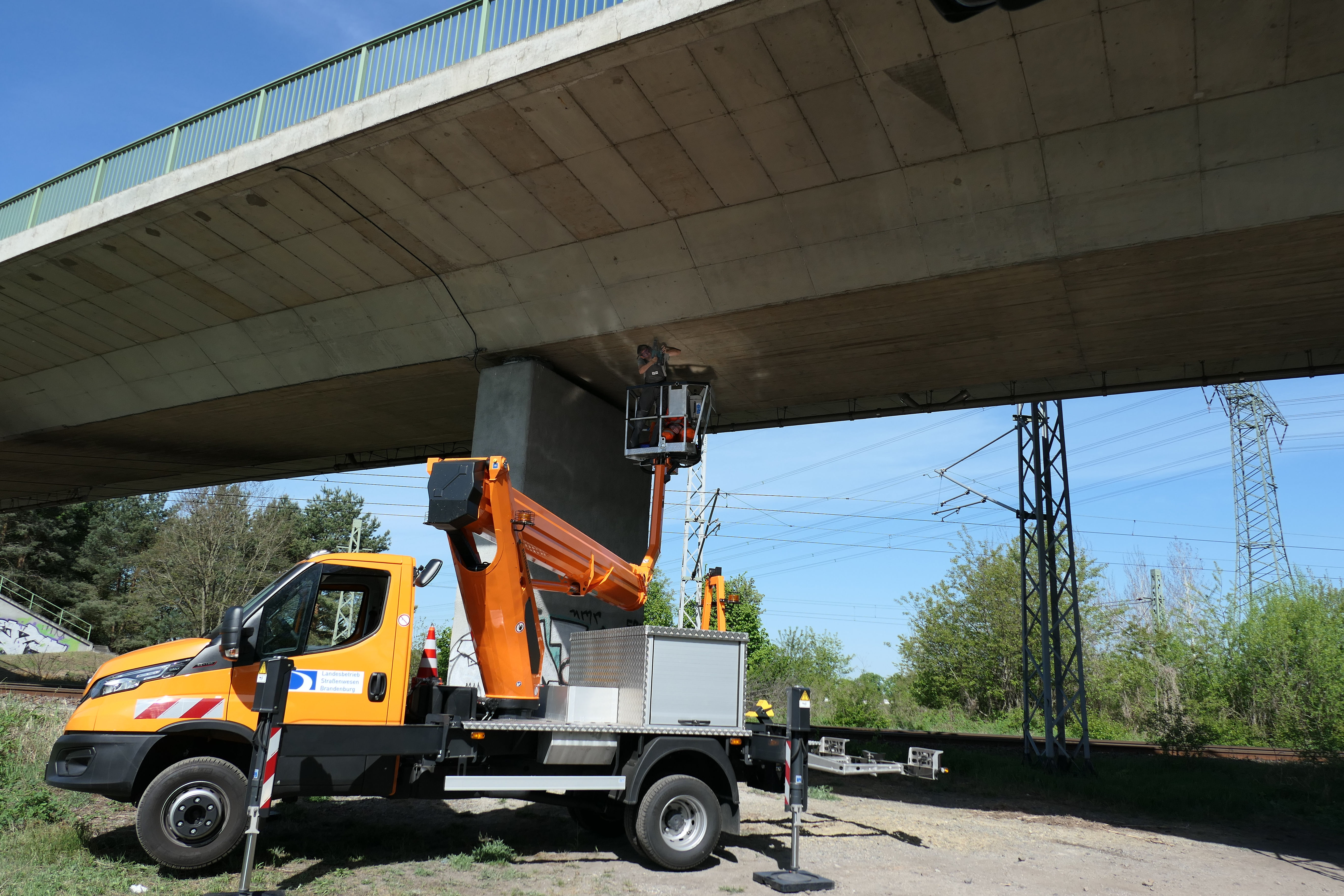 Installation eines Schallemissionssystem auf der Brücke zur Vorbereitung eines Monitorings Installation eines Schallemissionssystem auf der Brücke zur Vorbereitung eines Monitorings