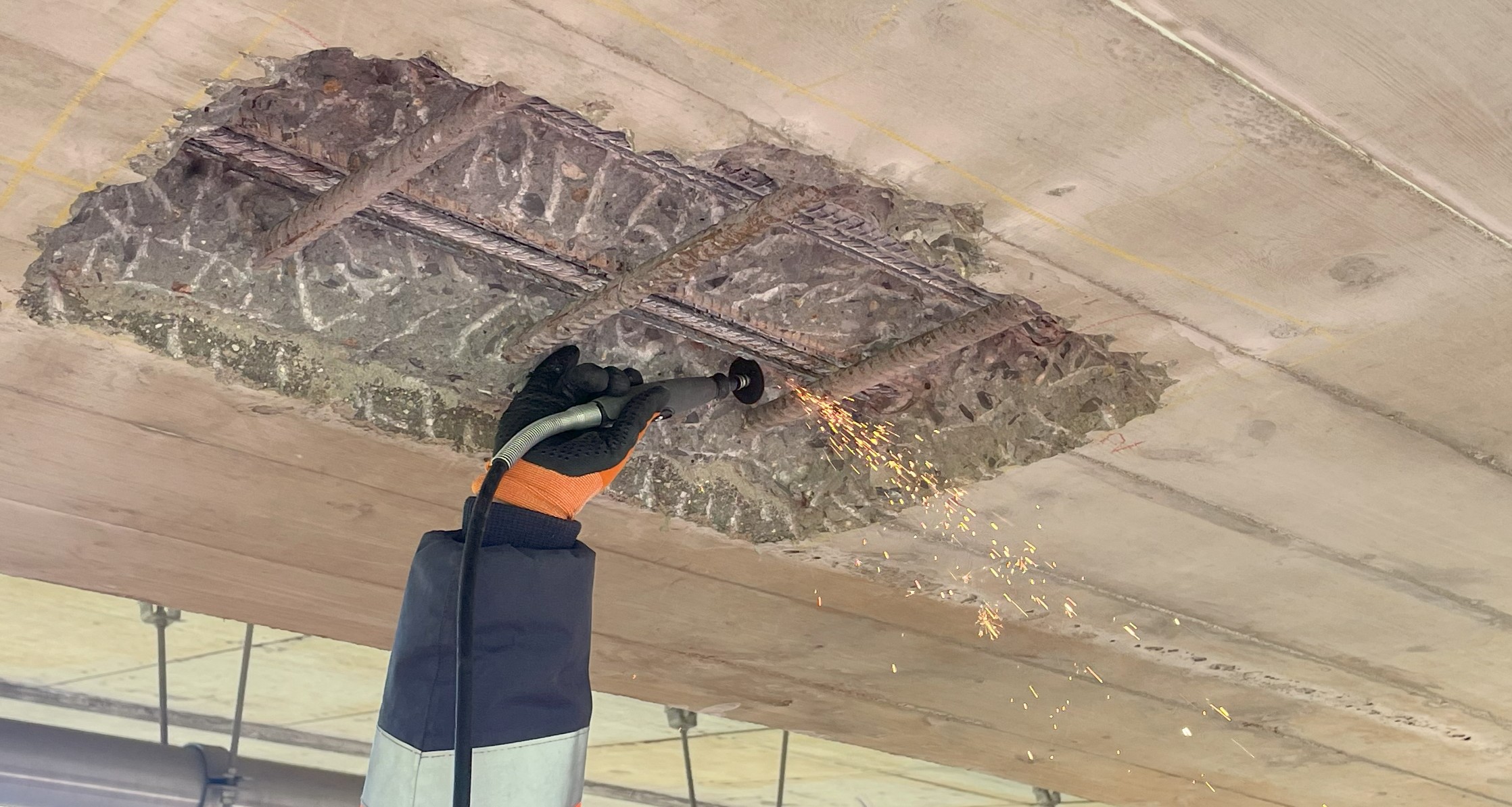 Durchtrennen eines Spanndrahtes für Aufnahme des Bruchsignals.  Durchtrennen eines Spanndrahtes für Aufnahme des Bruchsignals.