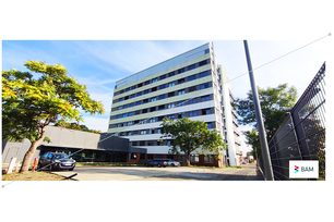 Vision einer mit Algen bewachsenen Fassade Vision einer mit Algen bewachsenen Fassade