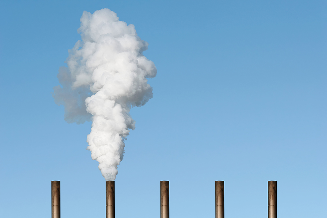 Schornsteine mit Emissionswolke Schornsteine mit Emissionswolke