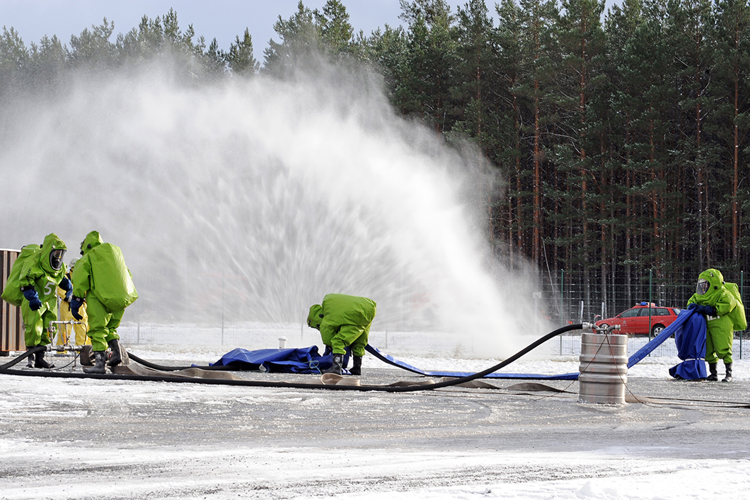 Berliner Feuerwehr bei einer Übung zum Katastrophenschutz Berliner Feuerwehr bei einer Übung zum Katastrophenschutz