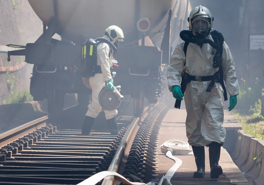 Katastrophenschutz: Männer in Schutzkleidung Katastrophenschutz: Männer in Schutzkleidung