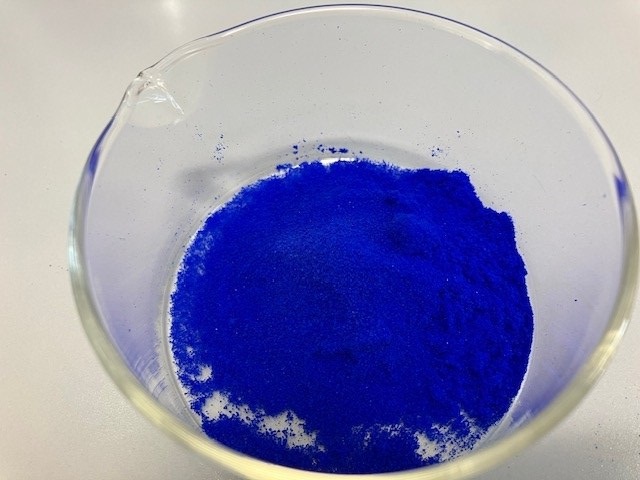 Ein blaues Pulver in einem Glasgefäß. Ein blaues Pulver in einem Glasgefäß.
