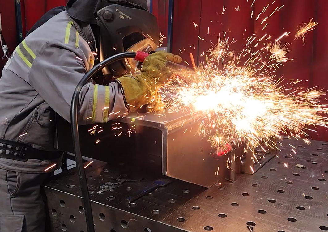 Ausfugen und schweißtechnische Reparatur an einem Mobilbaukransegment Ausfugen und schweißtechnische Reparatur an einem Mobilbaukransegment