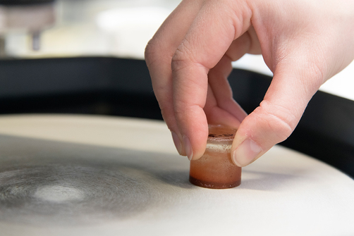 Präparation eines Rotschlammanschliffs auf der Polierscheibe Präparation eines Rotschlammanschliffs auf der Polierscheibe