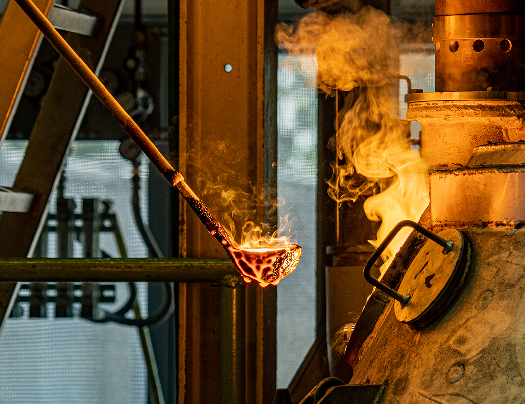 Am kleintechnischen Lichtbogenofen der BAM: Löffelprobe Am kleintechnischen Lichtbogenofen der BAM: Löffelprobe