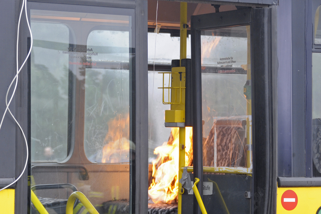 Brandexperten aus der BAM führen experimentelle Untersuchungen zur Brandausbreitung in Bussen durch