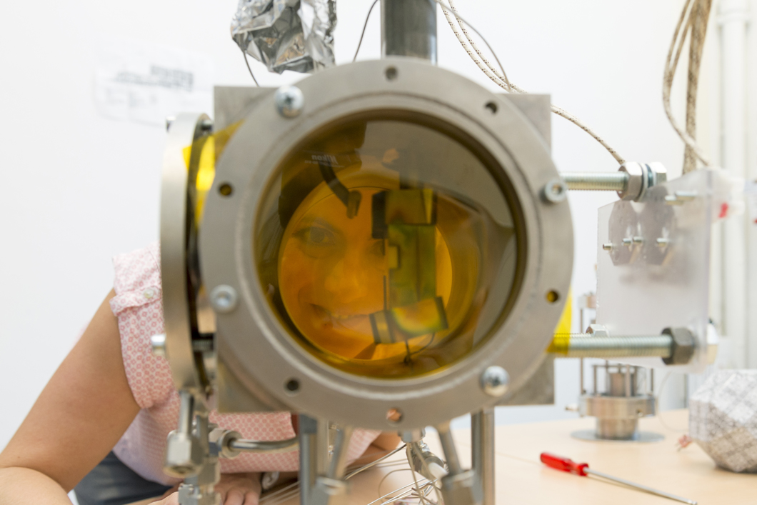 Prof. Dr. Christiane Stephan-Scherb an einem Gerät zur Untersuchung von Kristallisationsprozessen mittels Röntgenabsorptionsspektroskopie