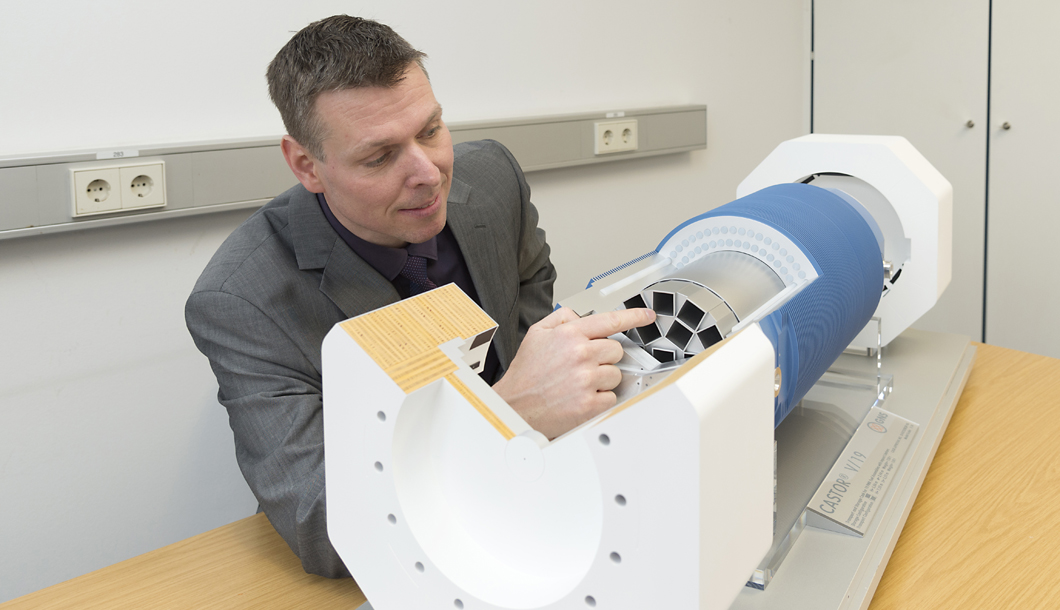 Thomas Schönfelder zeigt ein kleines Modell eines Castor-Transportbehälters Thomas Schönfelder zeigt ein kleines Modell eines Castor-Transportbehälters