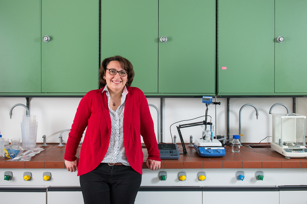 Dr.-Ing. Özlem Özcan baut einen elektrochemischen Laborkosmos in der BAM auf, u.a. um Sensoren zu entwickeln, die den Fortschritt gleichmäßiger und lokal begrenzter Korrosion differenzieren können. Dr.-Ing. Özlem Özcan baut einen elektrochemischen Laborkosmos in der BAM auf, u.a. um Sensoren zu entwickeln, die den Fortschritt gleichmäßiger und lokal begrenzter Korrosion differenzieren können.